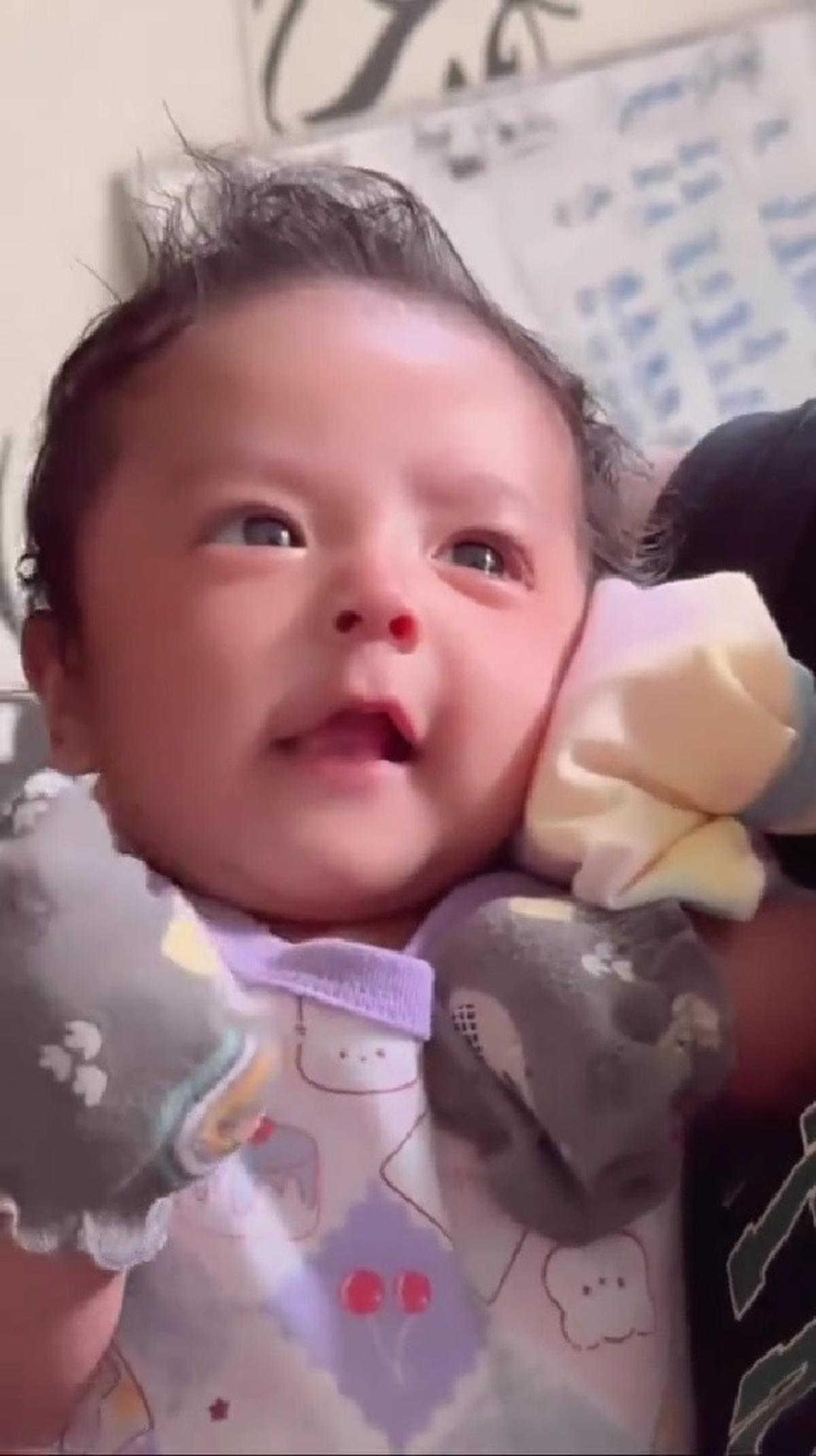 Potret Lucu Baby Rae Anak Jennifer Ipel dan Ajun Perwira, Menyahut Seolah Mengerti Diajak Bicara