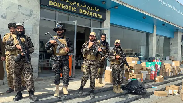 FOTO: AS Angkat Kaki, Pasukan Taliban Kuasai Bandara Kabul