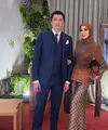 Bersama Reino Barack, Syahrini tampil dengan look serba coral. Dari kerudung polos dipadukan dengan atasan kebaya modern couture dengan sentuhan glamor dan struktural. [@princessyahrini]