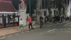 Demo di Grahadi Surabaya Ricuh, Sejumlah Orang Diamankan