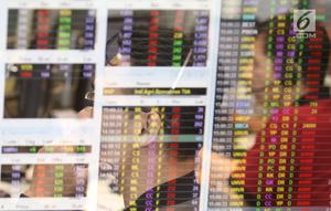 Pekerja mengamati pergerakan Indeks Harga Saham Gabungan (IHSG) di salah satu perusahaan Sekuritas, Jakarta, Rabu (14/11).  Indeks Harga Saham Gabungan (IHSG) berhasil bertahan di zona hijau pada penutupan perdagangan hari ini. (Liputan6.com/Angga Yuniar)