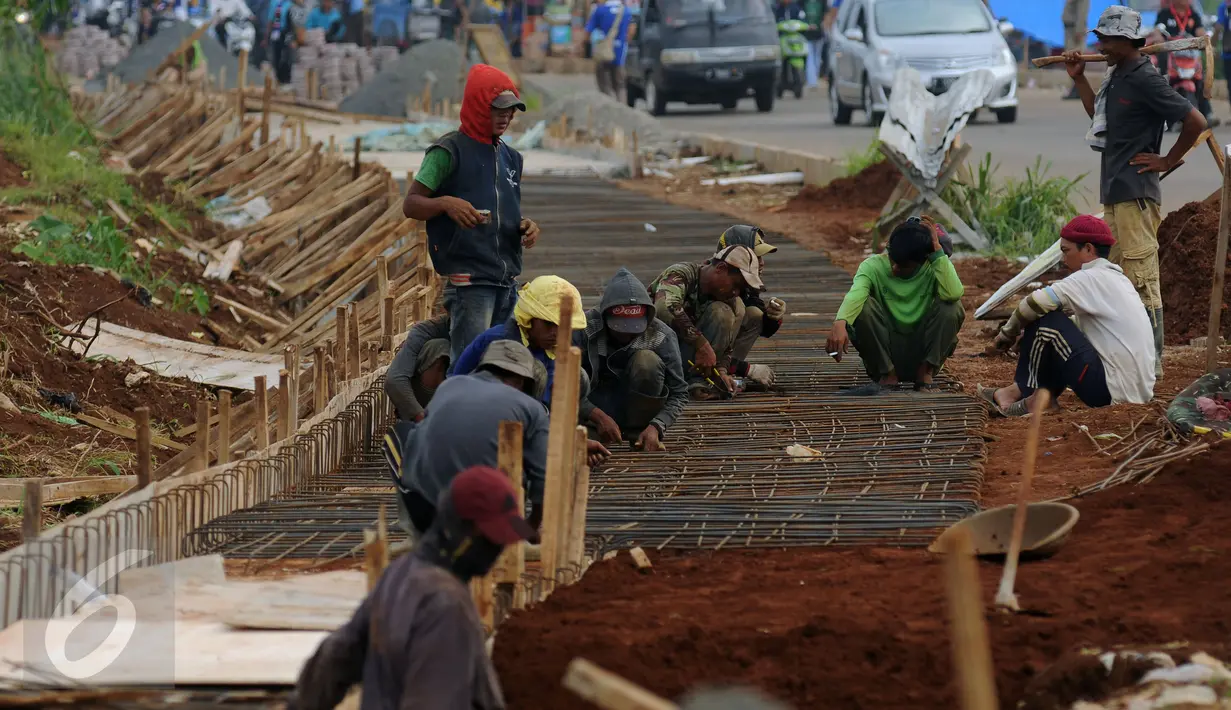 Pekerja mengerjakan pembuatan saluran air di luar Stadion Pakansari, Kabupaten Bogor, Minggu (21/8). Jelang pelaksanaan PON XIX Jawa Barat, pembangunan sarana pertandingan di Stadion Pakansari terus dikerjakan. (Liputan6.com/Helmi Fithriansyah)