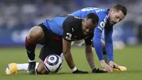 Striker Crystal Palace, Jordan Ayew (kiri) dan gelandang Everton Gyfi Sigurdsson berebut bola usai terjatuh dalam laga lanjutan Liga Inggris 2020/2021 pekan ke-30 di Goodison Park, Liverpool, Senin (5/4/2021). Crystal Palace bermain imbang 1-1 dengan Everton. (AP/Clive Brunskill/Pool)