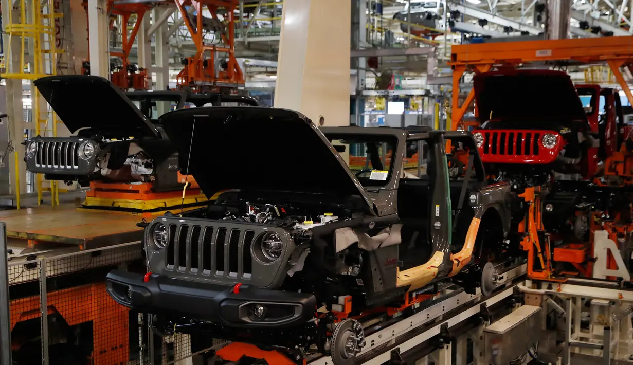 Sejumlah mobil Jeep Wranglers 2019 terlihat di pabrik perakitan Jeep Chrysler di Toledo, Ohio, AS (16/11). (AP Photo/Carlos Osorio)