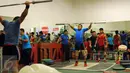 Atlet angkat besi, Triyatno (tengah) saat melakukan pemanasan jelang seleksi nasional untuk olimpiade Rio de Janeiro 2016 di PB PABBSI, Jakarta, Sabtu (4/6/2016). (Liputan6.com/Helmi Fithriansyah)