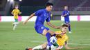 <p>Kapten Timnas Australia U-16, Jayden Peter Necovski (bawah) berusaha menghalau bola dari penguasaan striker Timnas Thailand U-16, Siwakom Ponsan pada laga final Piala AFF U-16 2024 di Stadion Manahan, Solo, Rabu (3/7/2024). (Bola.com/Abdul Aziz)</p>