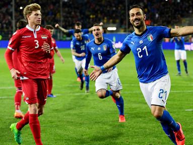 Striker Italia, Fabio Quagliarella, melakukan selebrasi usai membobol gawang Liechtenstein pada laga Kualifikasi Piala Eropa 2020 di Stadion Ennio-Tardini, Selasa (26/3). Italia menang 6-0 atas Liechtenstein. (AFP/Miguel Medina)