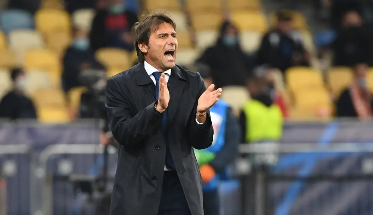Pelatih Inter Milan, Antonio Conte, memberikan arahan kepada pemainnya saat melawan Shakhtar Donetsk pada laga lanjutan Liga Champions 2020/2021 di NSC Olimpiyskiy, Rabu (28/10/2020) dini hari WIB. Inter Milan bermain imbang 0-0 lawan Shakhtar Donetsk. (AFP/Sergei Supinsky)