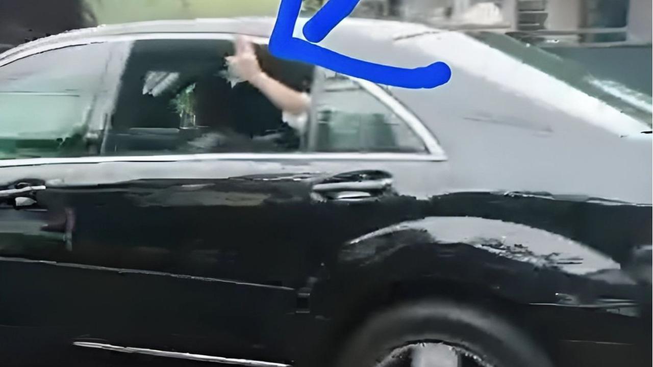 Capres nomor urut 3, Ganjar Pranowo meminta Presiden Joko Widodo (Jokowi) mengklarifikasi terkait simbol dua jari saat mobil Kepresidenan RI-1 melintas di Jawa Tengah.