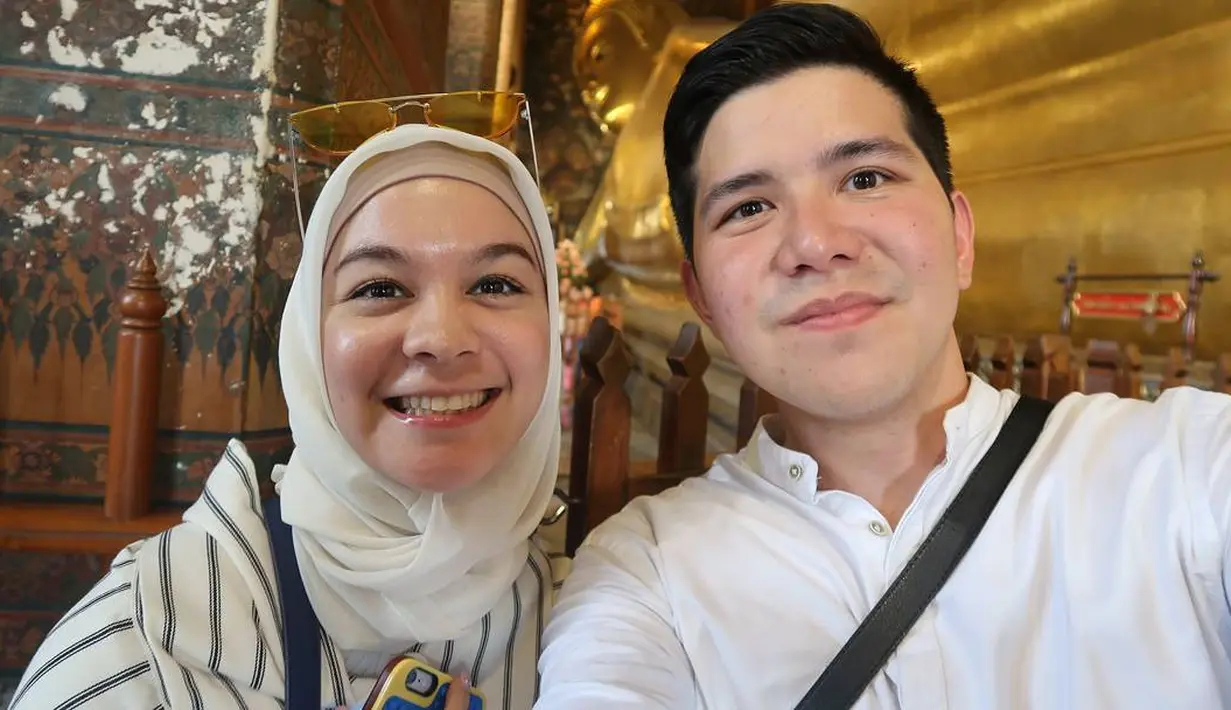 Rona bahagia tengah menyelimti pasangan Haykal Kamil dan Tantri Namirah. Tepat di hari Sabtu, 6 Januari 2018, keduanya dikaruniai anak pertama berjenis kelamin perempuan. (Instagram/haykalkamil)