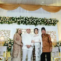 Cynthia Ramlan dan Elang Tjokro bersama kedua orang tuanya H. Ramlan dan Hj. Artuty Ramlan. (Instagram @cynthiaramlan)