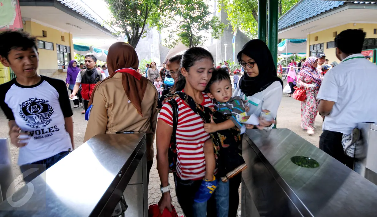 Pengunjung yang sudah memiliki tiket masuk memasuki tempat wisata Kebun Binatang Ragunan, Jakarta Selatan, Sabtu (18/7/2015). Diperkirakan pada libur Lebaran hari kedua ini, jumlah pengunjung mencapai sekitar 121 ribu orang. (Liputan6.com/Yoppy Renato)