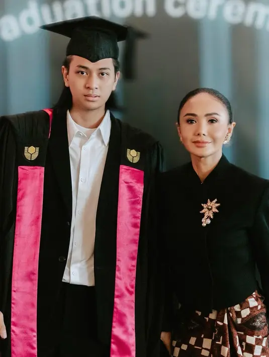 Yang terbaru adalah Yuni Shara. Ia terlihat mendampingi putranya wisuda, mengenakan kebaya Janggan yang simpel namun pancarkan aura seorang royal dengan sempurna. Penampilannya disempurnakan dengan sentuhan bros emas yang disematkan di area dada, dipadu kain batik sebagai rok. Rambutnya ditata disanggul sederhana ke belakang, menghadirkan tampilan sleek dan clean yang menambah pesona Yuni Shara. [Foto: Instagram/yunishara36]