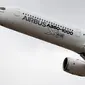 Pesawat penumpang Airbus A350-1000 XWB melakukan pertunjukan terbang di Farnborough Airshow, London, Inggris, Rabu (18/7). (Adrian DENNIS/AFP)