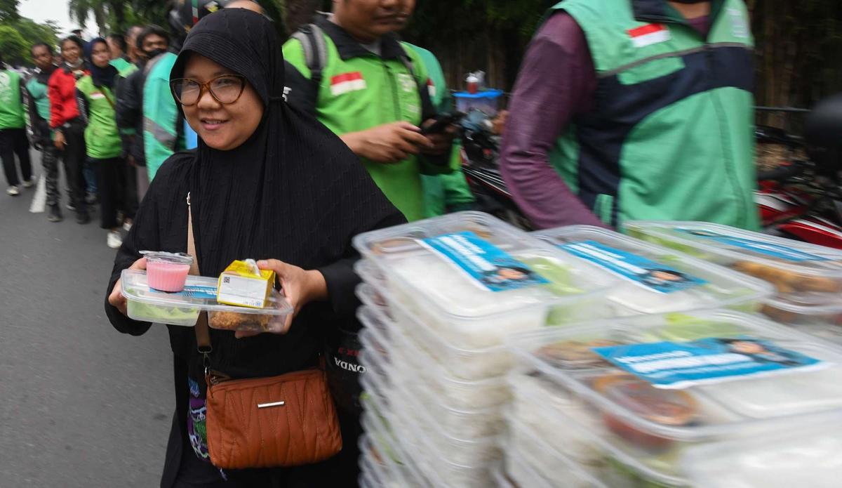 Ratusan warga antre takjil gratis