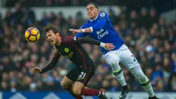 Gelandang Manchester City, David Silva, berebut bola dengan bek Everton, Ramiro Funes Mori. Pada laga ini Everton menggunakan formasi 3-5-2, sementara City memakai skema 4-2-3-1. (EPA/Peter Powell)