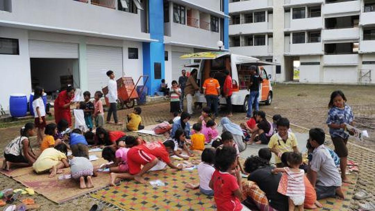 Aktivitas warga korban banjir di Rusun Marunda
