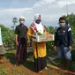 Petani dari kelompok tani Sangga Buana Desa Bandang Dajah, menunjukkan hasil panen perdana sistem pertanian ecofarming.