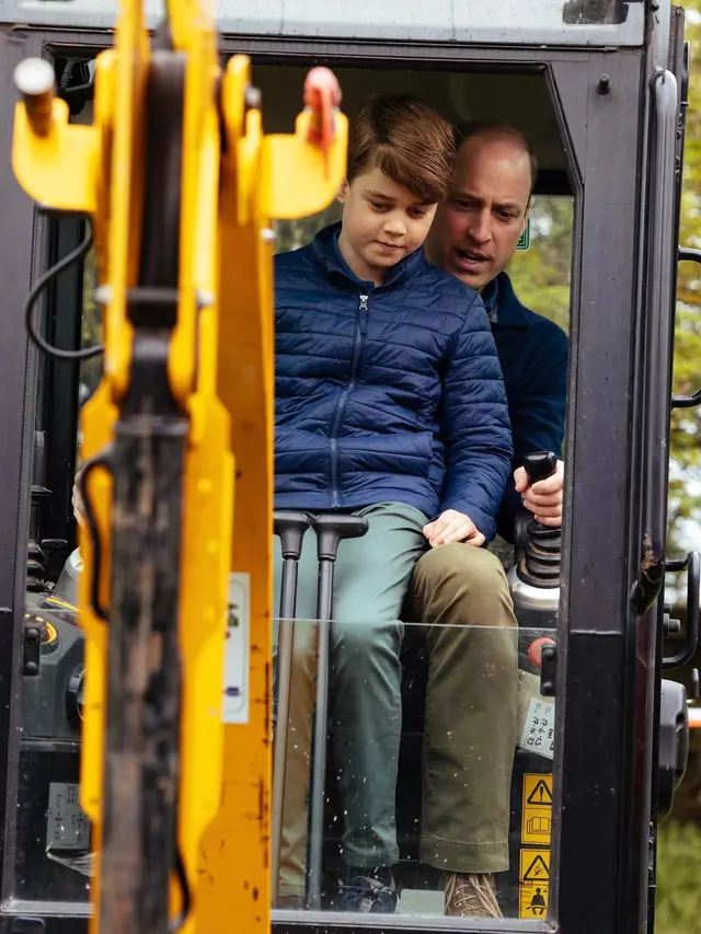George dan William Menaiki Mesin Pengeruk