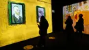 Pengunjung mengamati sejumlah koleksi dalam proyek pameran Meet Vincent van Gogh Experience di London, Inggris, Selasa (25/2/2020). Acara ini merupakan proyek persembahan Museum Van Gogh untuk fokus pada kisah hidup inspiratif pelukis tersebut. (Xinhua/Han Yan)