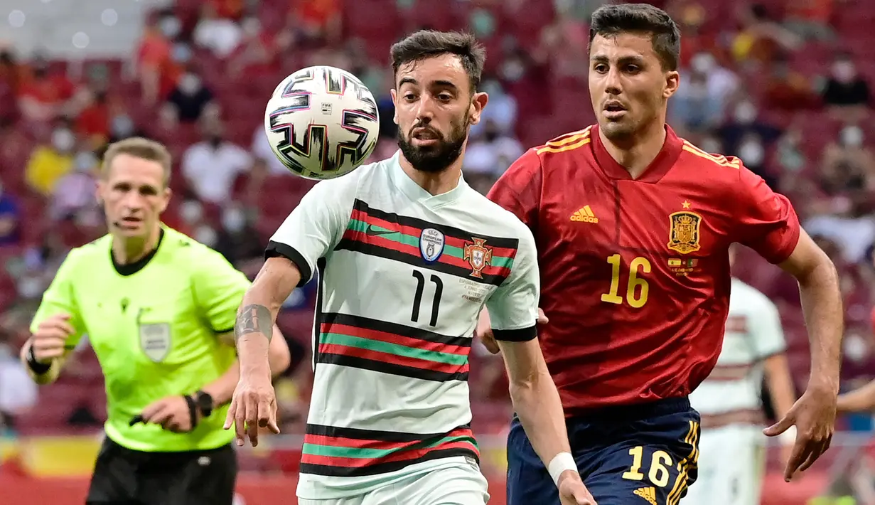 Bruno Fernandes. Gelandang serang berusia 26 tahun ini merupakan salah satu aktor penentu Manchester United sukses meraih posisi runner-up Premier League musim ini. Tampil dalam 58 laga di semua ajang, ia sukses menyumbang 28 gol dan 17 assist. (AFP/Javier Soriano)