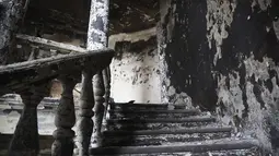 Pemandangan di dalam teater Mariupol yang rusak selama serangan di Mariupol, di wilayah di bawah pemerintahan Republik Rakyat Donetsk, Ukraina timur, Senin, 4 April 2022. Gedung teater Mariupol dikabarkan dihantam oleh Rusia dengan bom  pada 16 Maret 2022 lalu. (AP Photo/Alexei Alexandrov)