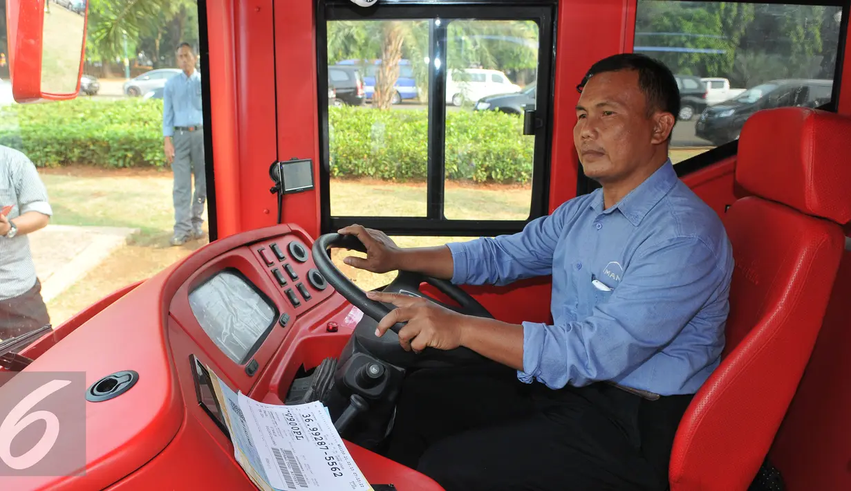 Supir saat mengendarai bus tingkat buatan Jerman saat Hari Ulang Tahun Ke-488 Kota Jakarta, Senin (22/6/2015). Kado tersebut berupa sumbangan satu bus tingkat dari PT Coca-Cola Indonesia. (Liputan6.com/Herman Zakharia)