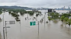 Sebuah taman di samping sungai Han terendam banjir menyusul hujan lebat di Seoul (11/8/2020). Musim hujan Korea Selatan, yang dimulai pada 24 Juni, menyamai rekor sebelumnya 49 hari yang ditetapkan pada 2013, kata Badan Meteorologi Korea. (AFP/Jung Yeon-je)