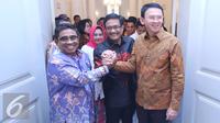 Soni Sumarsono (kiri) bersalaman dengan Basuki Tjahaja Purnama atau Ahok (kanan) dan wakilnya, Djarot Saiful Hidayat usai serah terima laporan nota singkat pelaksanaan tugas di Balai Agung DKI, Sabtu (11/2). (Liputan6.com/Immanuel Antonius)