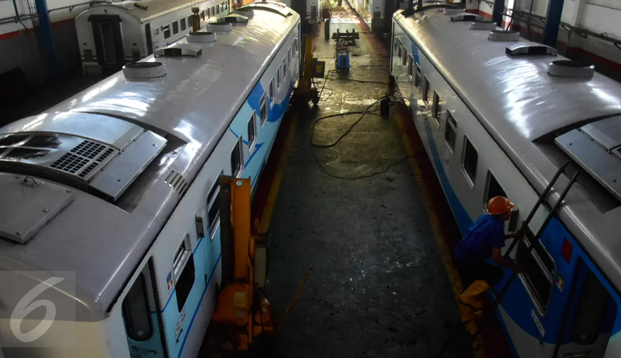 Pekerja Dari PT. KAI  melakukan perbaikan gerbong kereta di depo kereta Poncol Semarang, Jumat   (17/06). Persiapan menghadapi mudik lebaran tahun ini sejumlah gerbong kereta mengalami perbaikan. (Gholib)