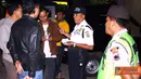 Citizen6, Kendal: Operasi ini juga dibantu oleh Satpam pasar Weleri dan juga patroli polisi. (Pengirim: Aryo Widiyanto)