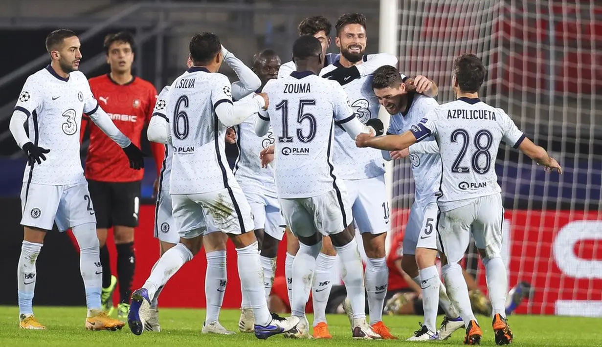 Pemain Chelsea Olivier Giroud (ketiga kanan) merayakan bersama rekan satu timnya usai mencetak gol ke gawang Rennes pada pertandingan Grup E Liga Champions di Stadion Roazhon Park, Rennes, Prancis, Selasa (24/11/2020). Chelsea mengalahkan Rennes 2-1. (AP Photo/David Vincent)