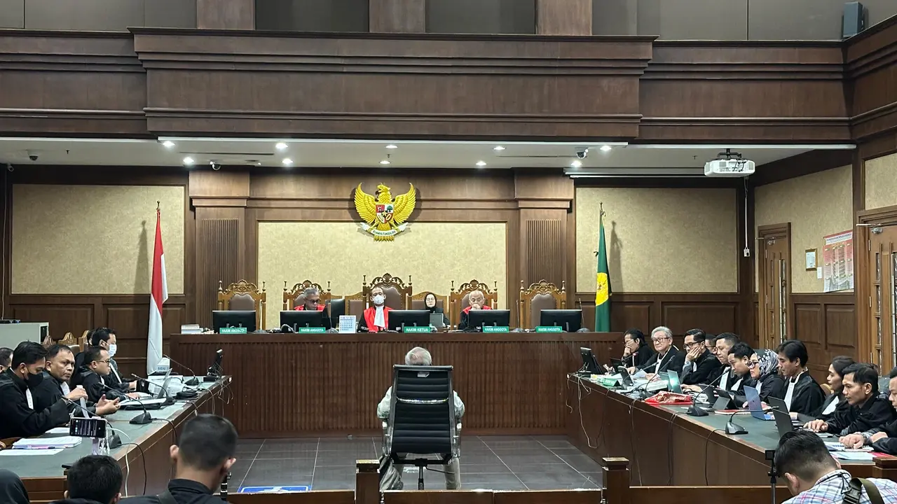 Saksi ahli bahasa Frans Asisi Datang