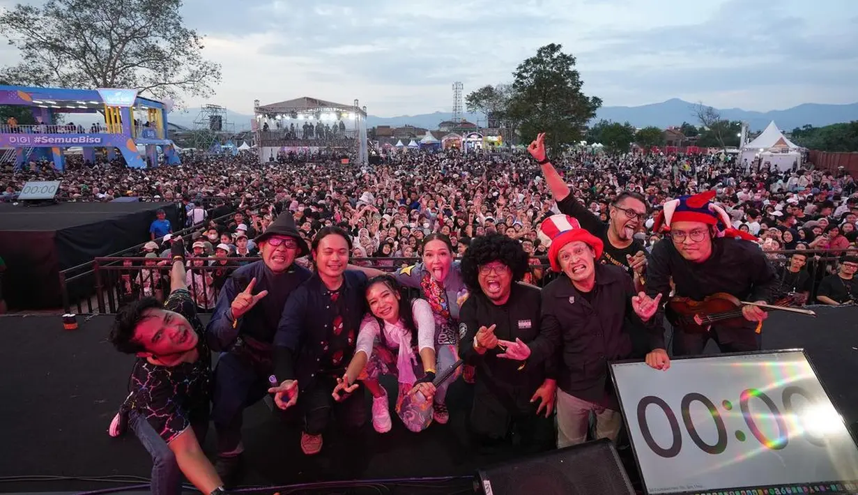 Dia juga mengapresiasi band yang hebat. "And tentunya band Orkes Kebatinan yang udah ngiringin Duo Maia… @dennychasmala and friends," tuturnya. (Foto: Instagram/ maiaestiantyreal)