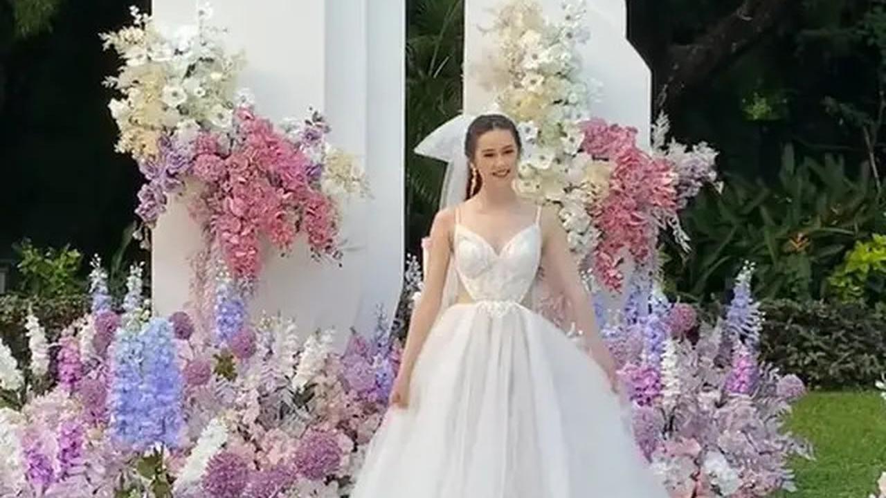 6 Gaya Vika Kolesnaya Istri Billy Syahputra Jadi Model Gaun Pengantin, Penampilannya Bikin Pangling