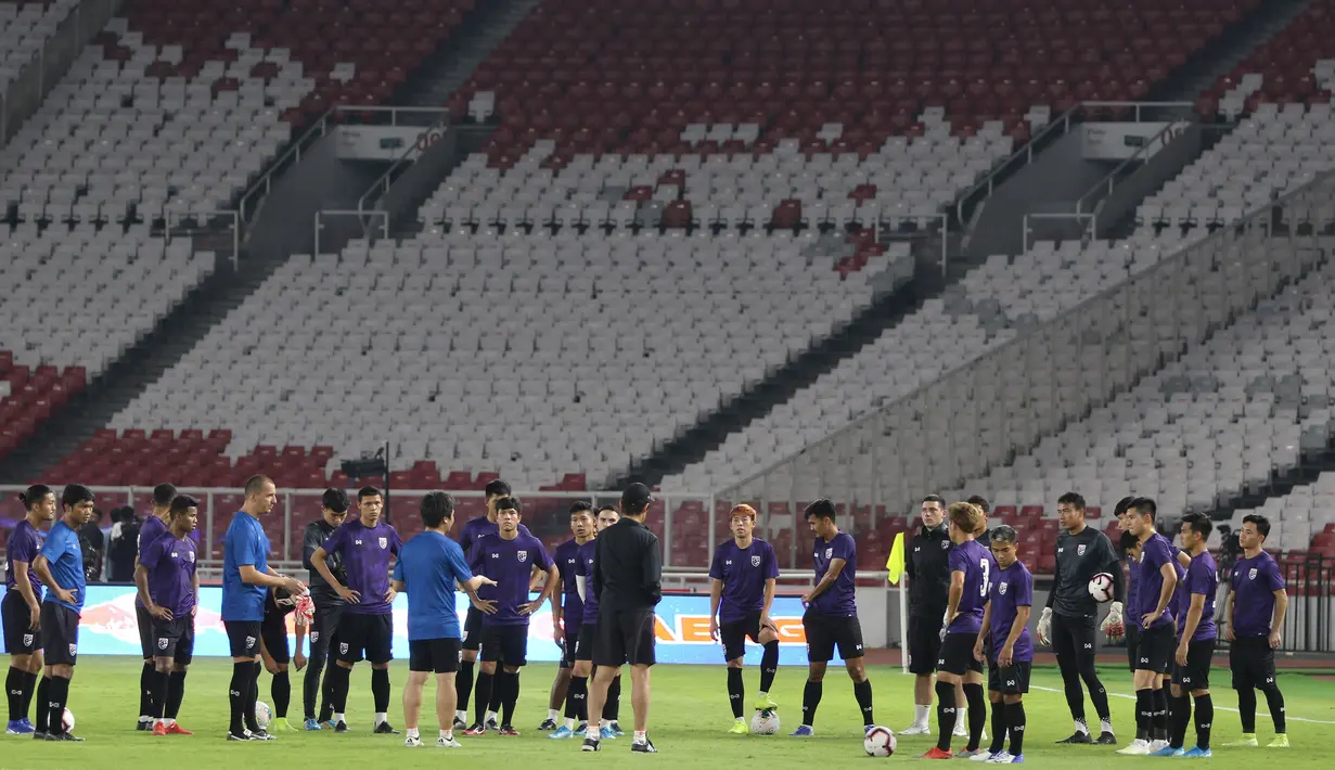Pemain Thailand saat latihan jelang laga kualifikasi Piala Dunia 2022 di SUGBK, Jakarta, Senin (9/9). Thailand akan berhadapan dengan Indonesia. (Bola.com/M Iqbal Ichsan)