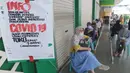 Pengunjung antre dengan menjaga jarak fisik (Physical Distancing) saat menunggu supermarket buka di kawasan Ciputat, Tangerang Selatan, Selasa (14/4/2020). Pemerintah terus mengimbau warga untuk melakukan jarak fisik sebagai tindakan pencegahan penyebaran Corona COVID-19. (merdeka.com/Arie Basuki)