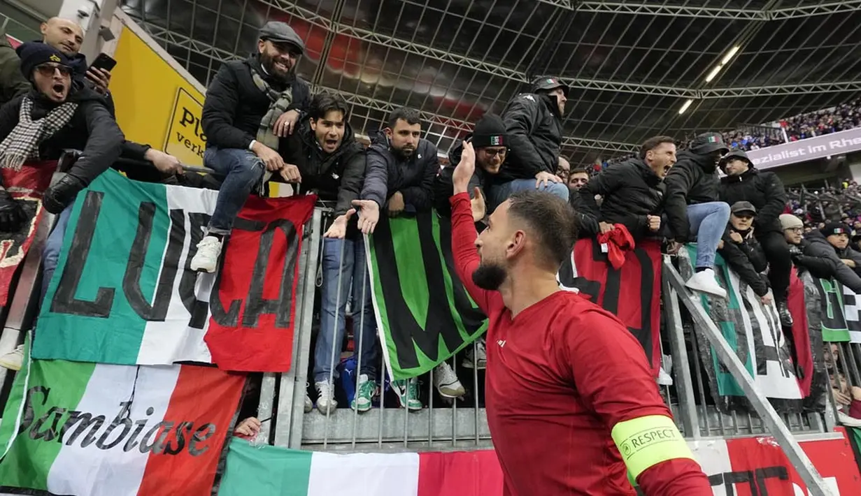 Kiper Italia, Gianluigi Donnarumma, menyapa fans setelah laga melawan Ukraina dalam duel matchday 10 Kualifikasi Euro 2024 Grup C di Stadion BayArena, Jerman, Selasa, (21/11/2023). Tercatat, kiper PSG ini harus membuat empat penyelamatan untuk menghentikan peluang-peluang lawan. (AP Photo/Martin Meissner)