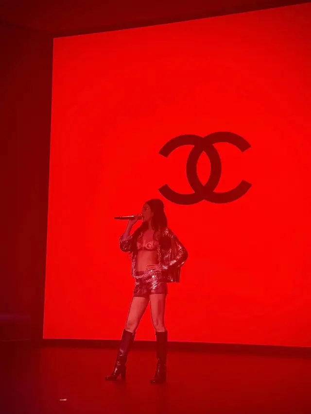 Gaya Bold dan Fearless Jennie BLACKPINK di After Party CHANEL, Tampil Berani dengan Red Bra dan Custom Look