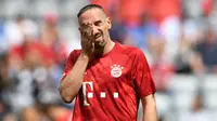 Franck Ribery gagal meraih penghargaan Ballon d'Or edisi 2013 akibat perubahan sistem voting. Awalnya, voting hanya dilakukan oleh jurnalis, sedangkan sistem terbaru ditambahkan suara dari kapten timnas dan pelatih. Jika menggunakan sistem lama, Ribery unggul daripada Ronaldo. (AFP/Christof Stache)