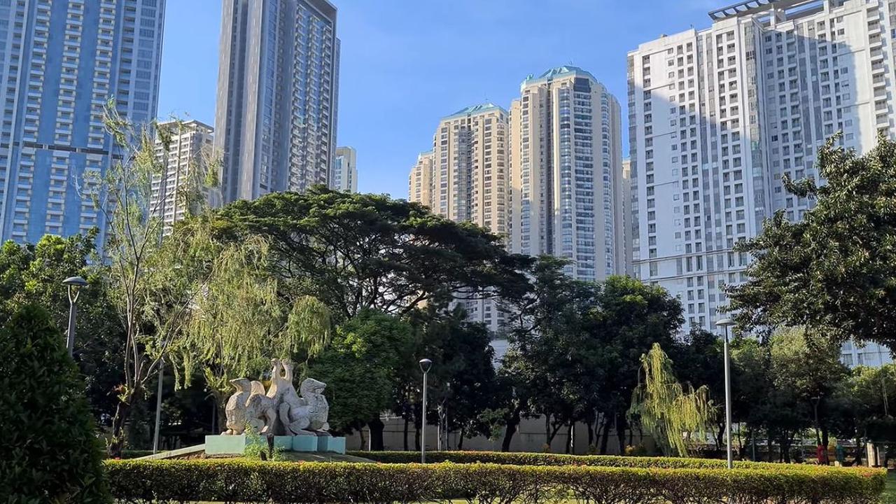 Nyore Sembari Melihat Gedung-gedung Tinggi