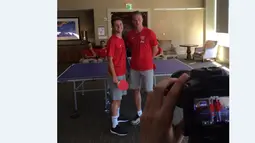 Ander Herrera dan Anders Lindegaard menghabiskan waktu senggang di sela-sela tur pra musim Manchester United di Amerika Serikat dengan bermain tenis meja. (Manutd.com)