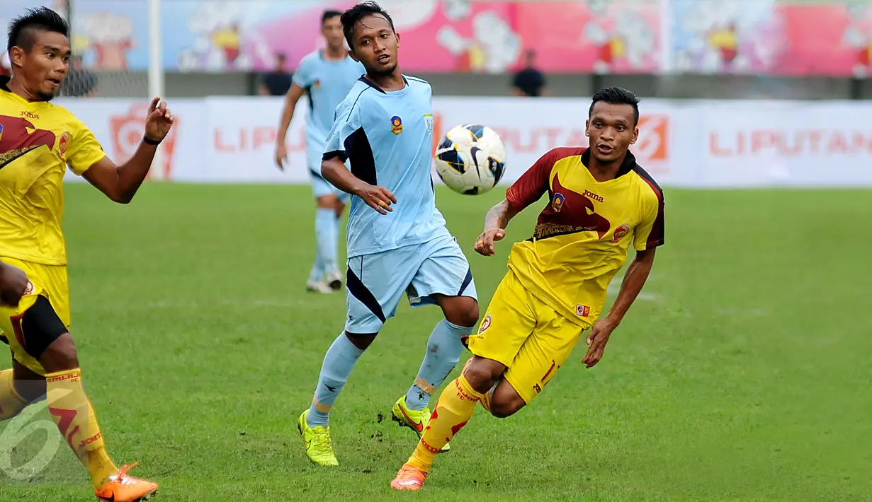 Pemain Tengah Sriwijaya FC, Ferdinand Sinaga (kanan) saat mengejar bola saat laga SCM Cup 2015 di Stadion Jakabaring, Palembang, Minggu (25/1/2015) Sriwijaya menang 2-1 atas Persela. (Liputan6.com/Johan Tallo)