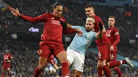 Bek Liverpool, Virgil van Dijk (kiri), saat bersua Manchester City pada laga lanjutan Premier League 2018-2019 di Stadion Etihad, 3 Januari 2019. (AFP/Paul Ellis)