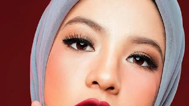 [Bintang] Ini 3 Lipstik Merah yang Cocok Dipakai Hijabers untuk Tampilan Bold