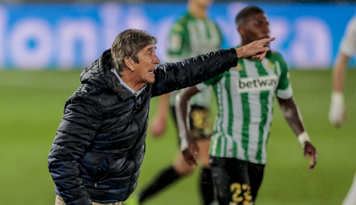 Manajer tim Real Betis, Manuel Pellegrini memberi instruksi kepada pemainnya saat melawan Real Madrid dalam laga lanjutan Liga Spanyol 2020/2021 pekan ke-33 di Alfredo Di Stefano Stadium, Madrid, Sabtu (24/4/2021). Real Betis bermain imbang 0-0 dengan Real Madrid. (AP/Bernat Armangue)