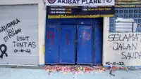 Kondisi pintu 13 Stadion Kanjuruhan, Malang saat Bola.com hadir ke lokasi hari Senin (03/10/2022). (Iwan Setiawan/Bola.com)