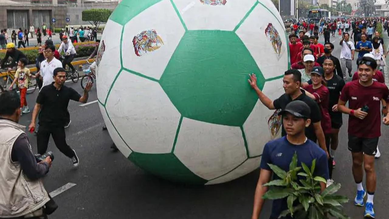 FOTO: Penampakan Bola Raksasa Ramaikan Tur Trophy Experience Piala Dunia U-17 2023 di Jalan Thamrin