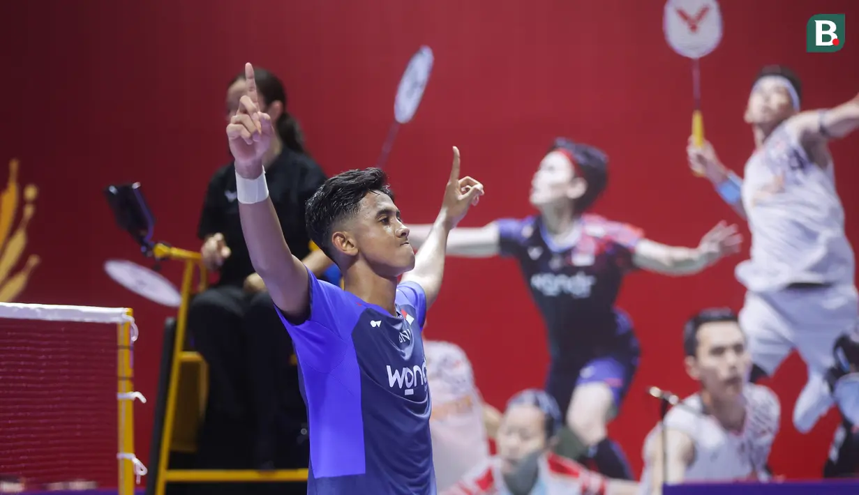 Tunggal putra Indonesia, Alwi Farhan, melakukan selebrasi setelah menaklukkan wakil India, H.S. Prannoy pada pertandingan 32 besar Indonesia Open 2025 di Istora Senayan Jakarta, Selasa (3/6/2025). (Bola.com/M Iqbal Ichsan)