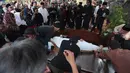 Sejumlah pelayat mengantarkan jenazah musisi rock Doddy Katamsi ke tempat peristirahatan terakhirnya di TPU Pangkalan Jati, Pondok Labu, Jakarta Selatan, Jumat (16/10/2026). (KLY/Budy Santoso)